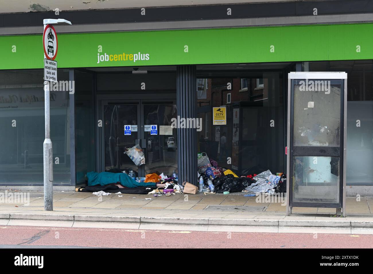 Das ehemalige Jobcenter plus Büro wurde geschlossen und der Eingang wurde von Obdachlosen übernommen. August 2024. Stockfoto