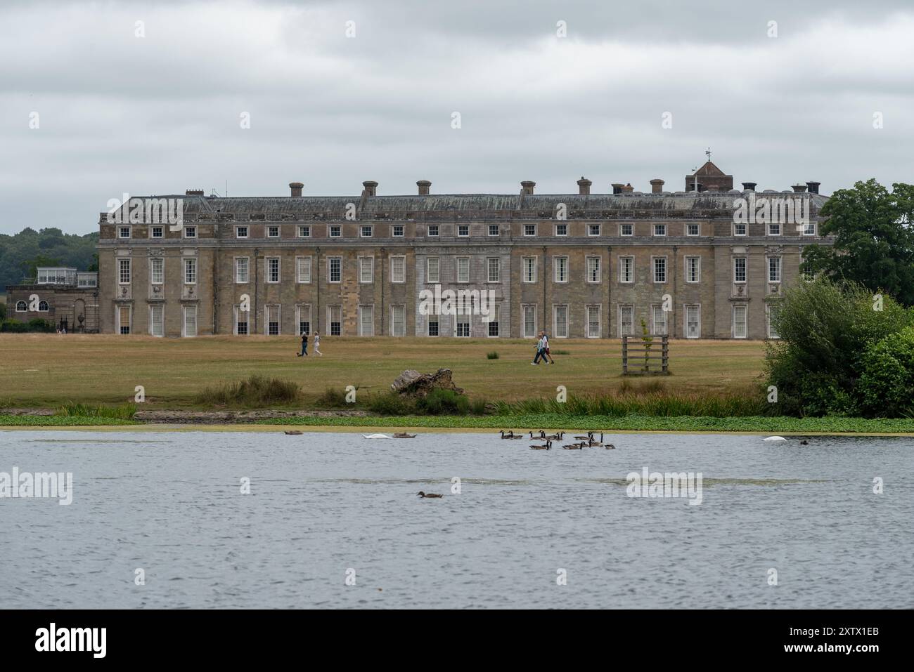 Petworth Haus in West Sussex, Blick über das Wasser. August 2024. Stockfoto