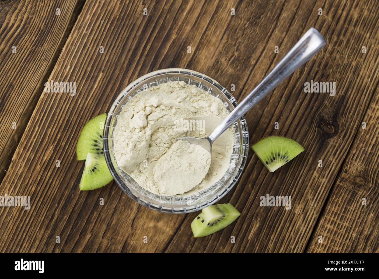 Schüssel mit frisch zubereitetem Kiwi-Pulver (Nahaufnahme, selektiver Fokus) auf einem alten Holztisch Stockfoto Schüssel mit frisch zubereitetem Kiwi-Pulver (Nahaufnahme, selektiver Fokus) auf einem alten Holztisch Stockfoto