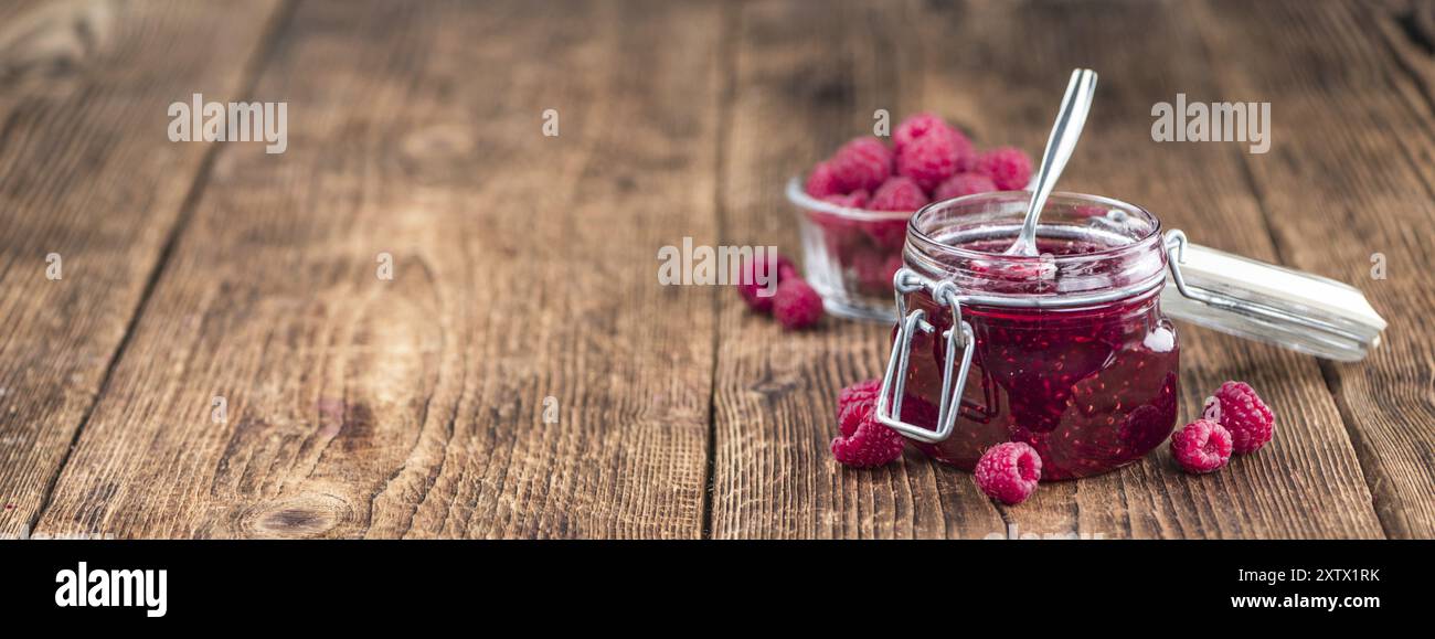 Frisch gemachte Himbeermarmelade auf einem alten und rustikalen Holztisch, selektiver Fokus, Nahaufnahme Stockfoto