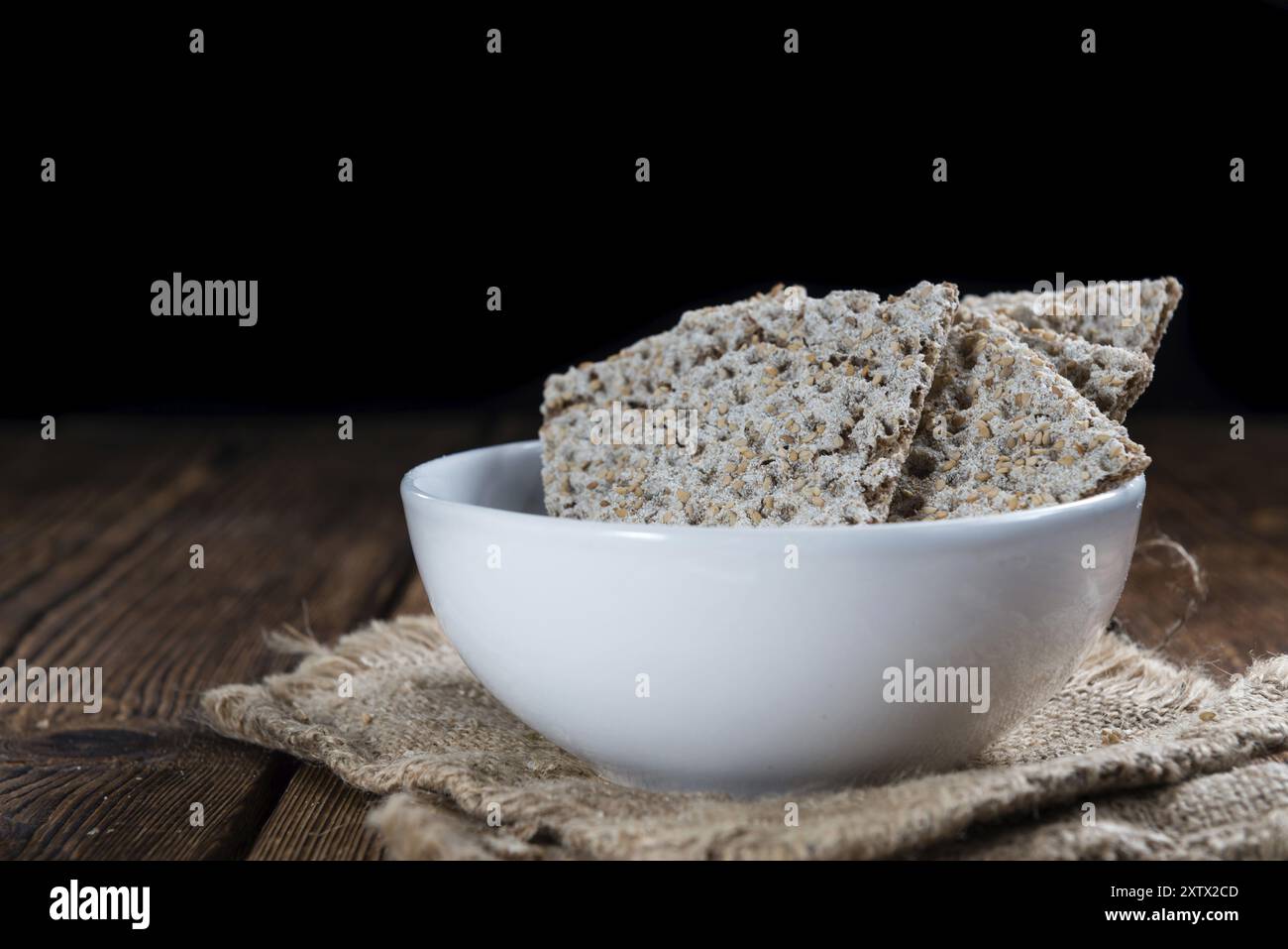 Knäckebrot (Tiefenschärfe) auf eine Vintage Holztisch Stockfoto