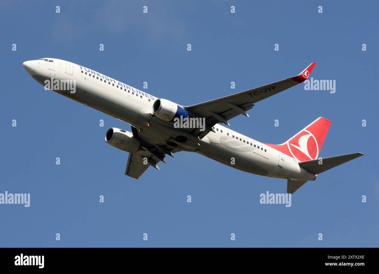 Eine Boeing 737-900 der Turkish Airlines startet am Flughafen London Gatwick Stockfoto