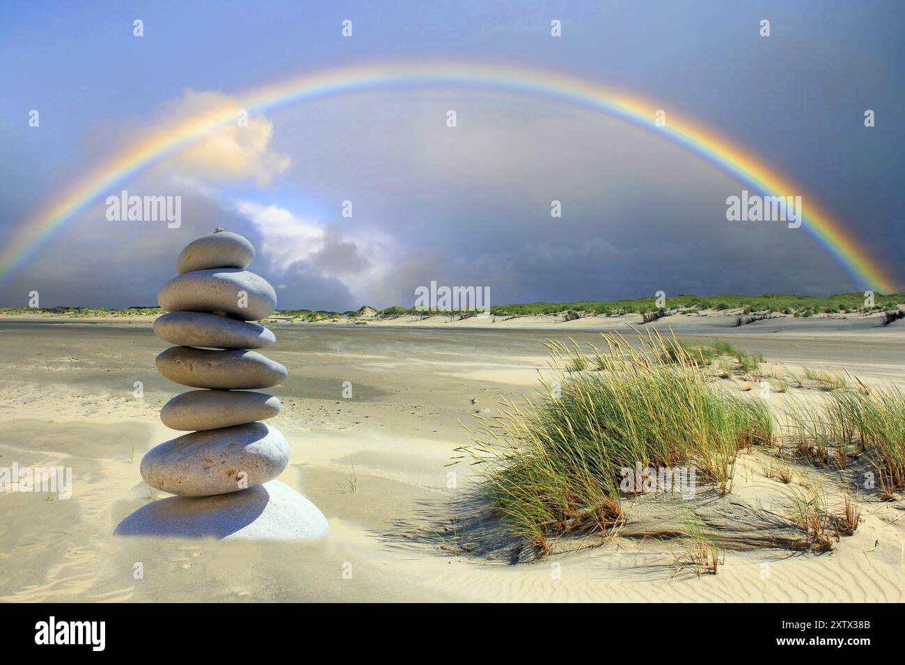 Kieselturm am Strand der Insel Borkum, Regenbogen, Insel Borkum, Niedersachsen, Bundesrepublik Deutschland Stockfoto