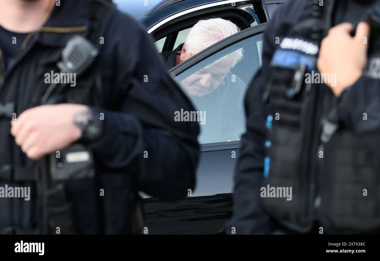 Sebnitz, Deutschland. August 2024. Jrgen Elssser, Chefredakteur von Compact, steigt aus seinem Auto, bevor eine AfD-Veranstaltung auf dem Marktplatz beginnt, mit Polizeibeamten vor ihm. Das Bundesverwaltungsgericht hob am Mittwoch das Verbot des rechtsextremen Magazins CCompacté in einem Sammelverfahren auf. Das bedeutet, dass das Magazin unter bestimmten Bedingungen vorläufig wieder veröffentlicht werden kann. Im Ausgangsverfahren wird eine endgültige Entscheidung getroffen. Der Bundesinnenminister hatte am 16. Juli das Verbot von CCompacté verboten. Metadaten: Robert Michael/dpa/Alamy Live News Stockfoto