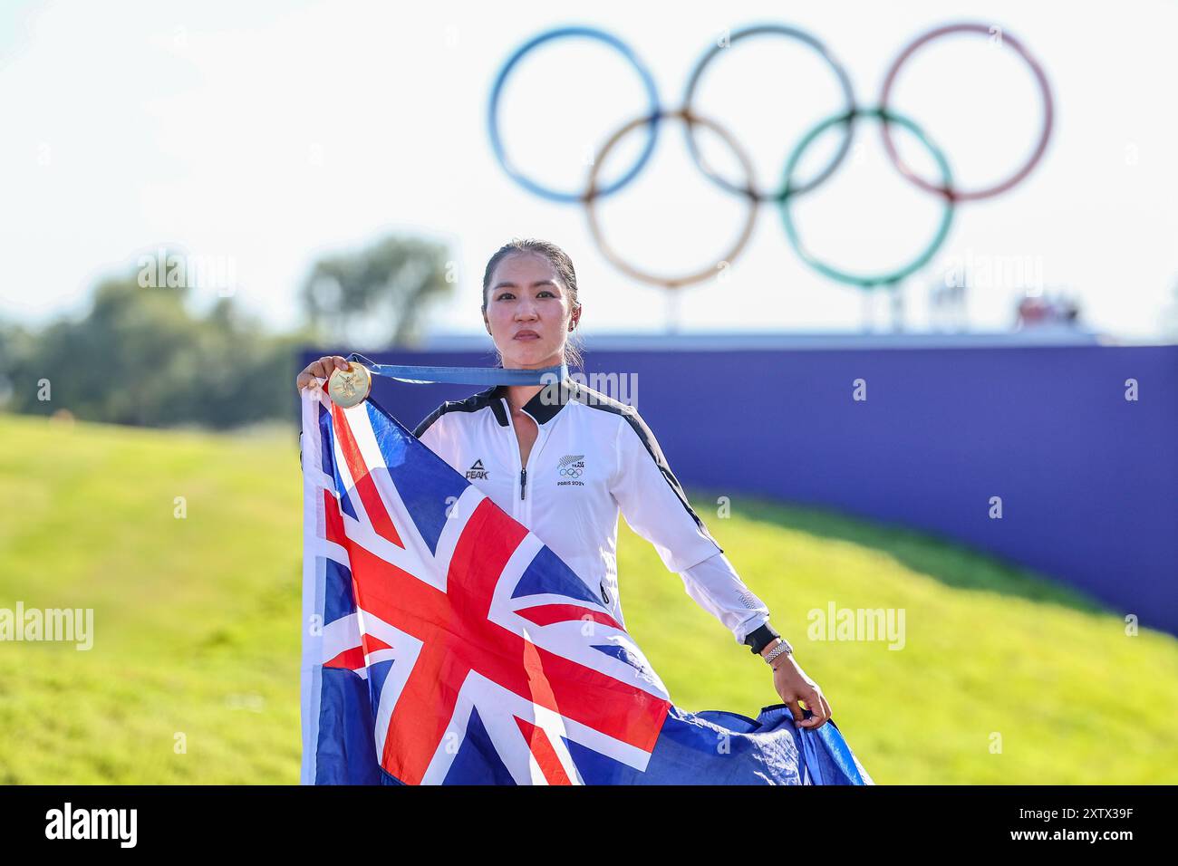 Paris, Frankreich. August 2024. Olympische Spiele, Paris 2024, Golf, Singles, Damen, in der vierten Runde präsentiert Lydia Ko aus Neuseeland ihre Goldmedaille. Quelle: Jan Woitas/dpa/Alamy Live News Stockfoto