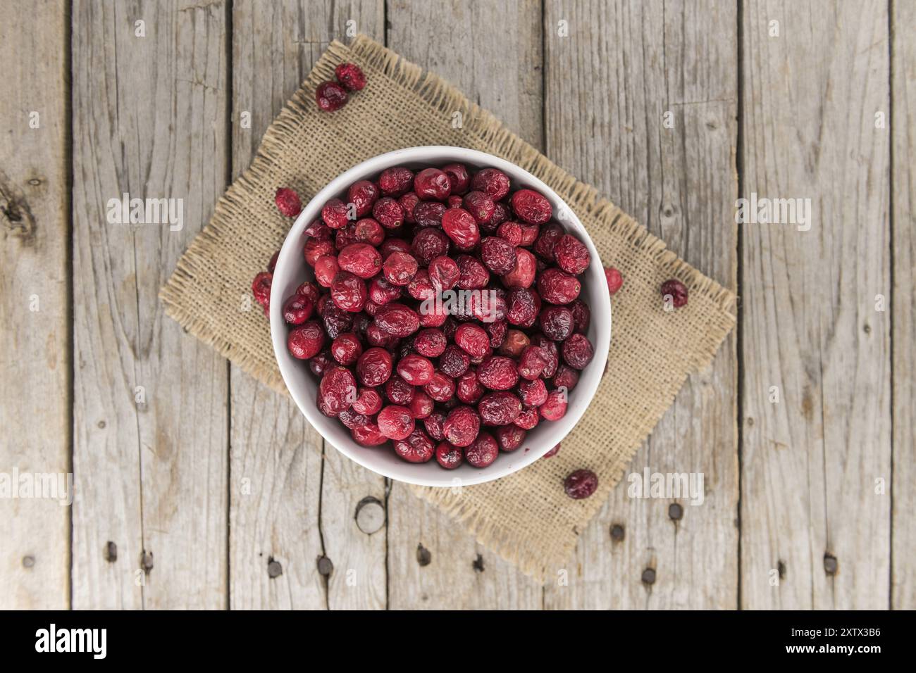 Teil getrockneter Cranberries als detaillierte Nahaufnahme, selektiver Fokus Stockfoto