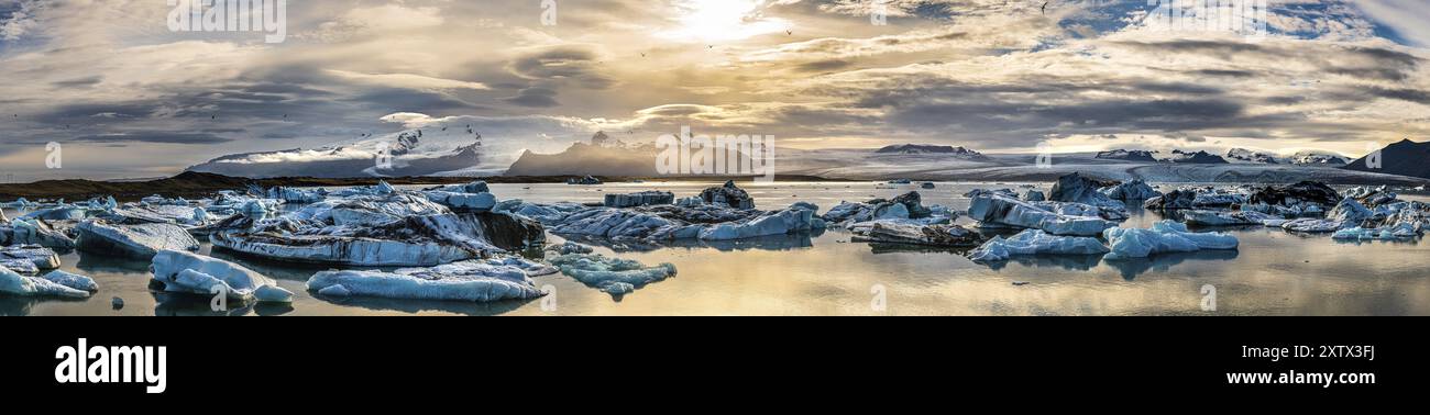 Berühmte Gletscherlagune in Jokulsarlon Island bei Sonnenuntergang Stockfoto