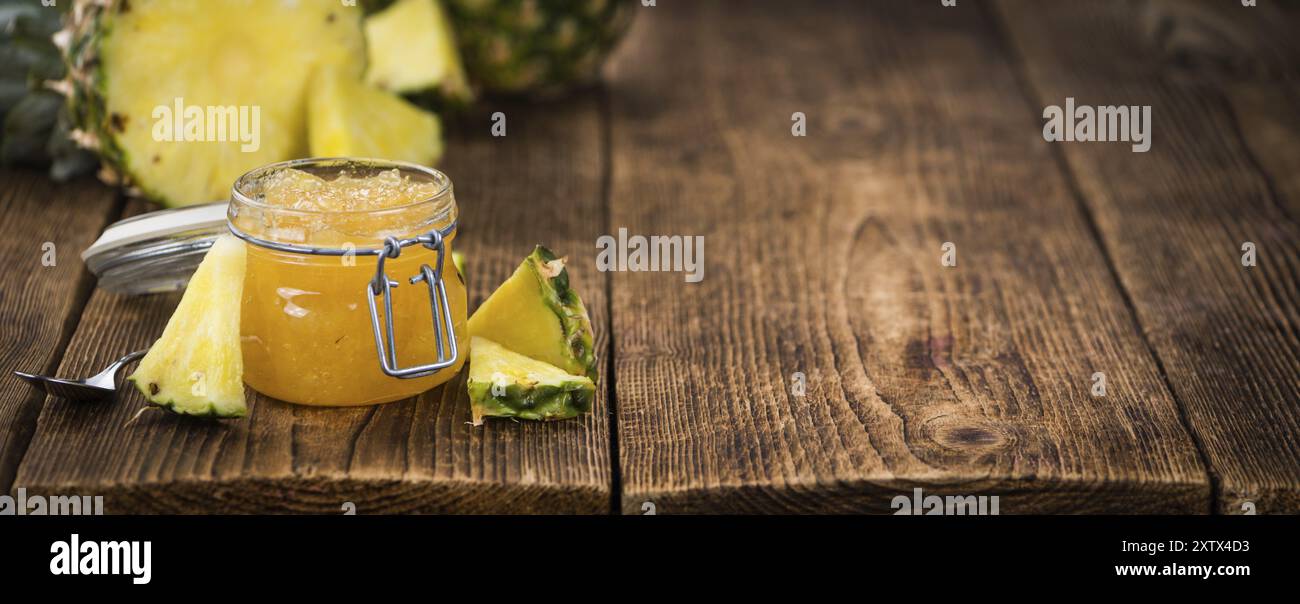 Pineapple Jam als detailreiche Nahaufnahme auf einem Vintage Holztisch, selektiver Fokus Stockfoto