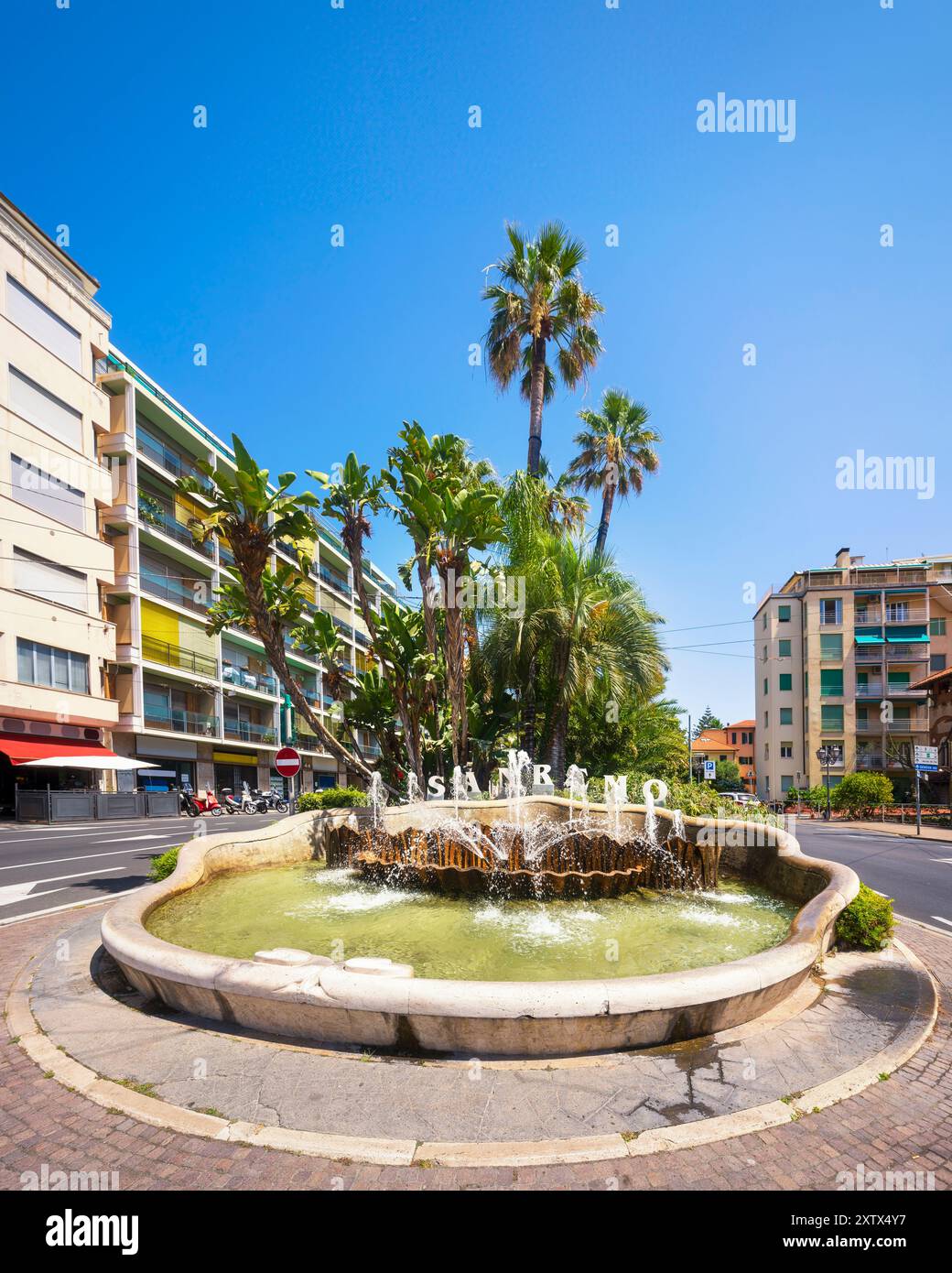 Der berühmte Brunnen im Zentrum von Sanremo, mit dem Namen der Stadt. Palmen im Hintergrund Stockfoto