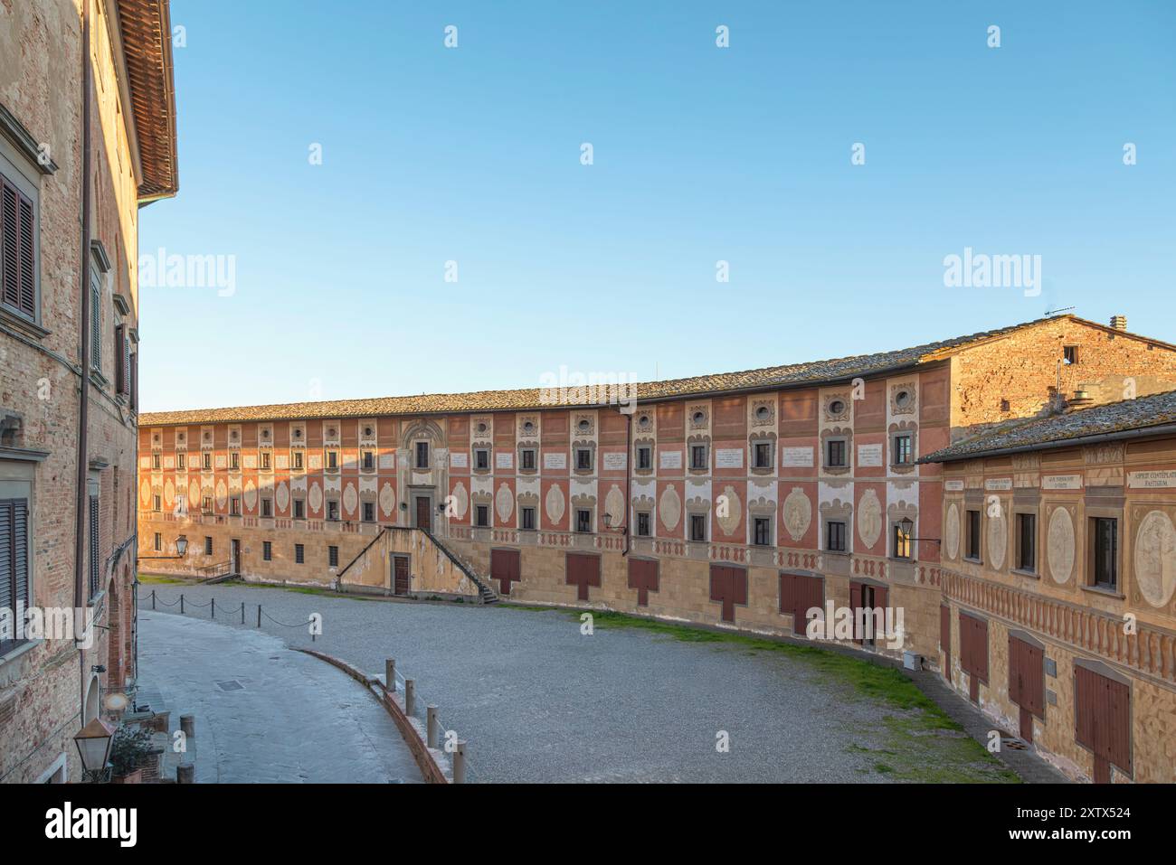 Historisches Bischofsseminargebäude und Platz. San Miniato, Provinz Pisa, Toskana, Italien Stockfoto