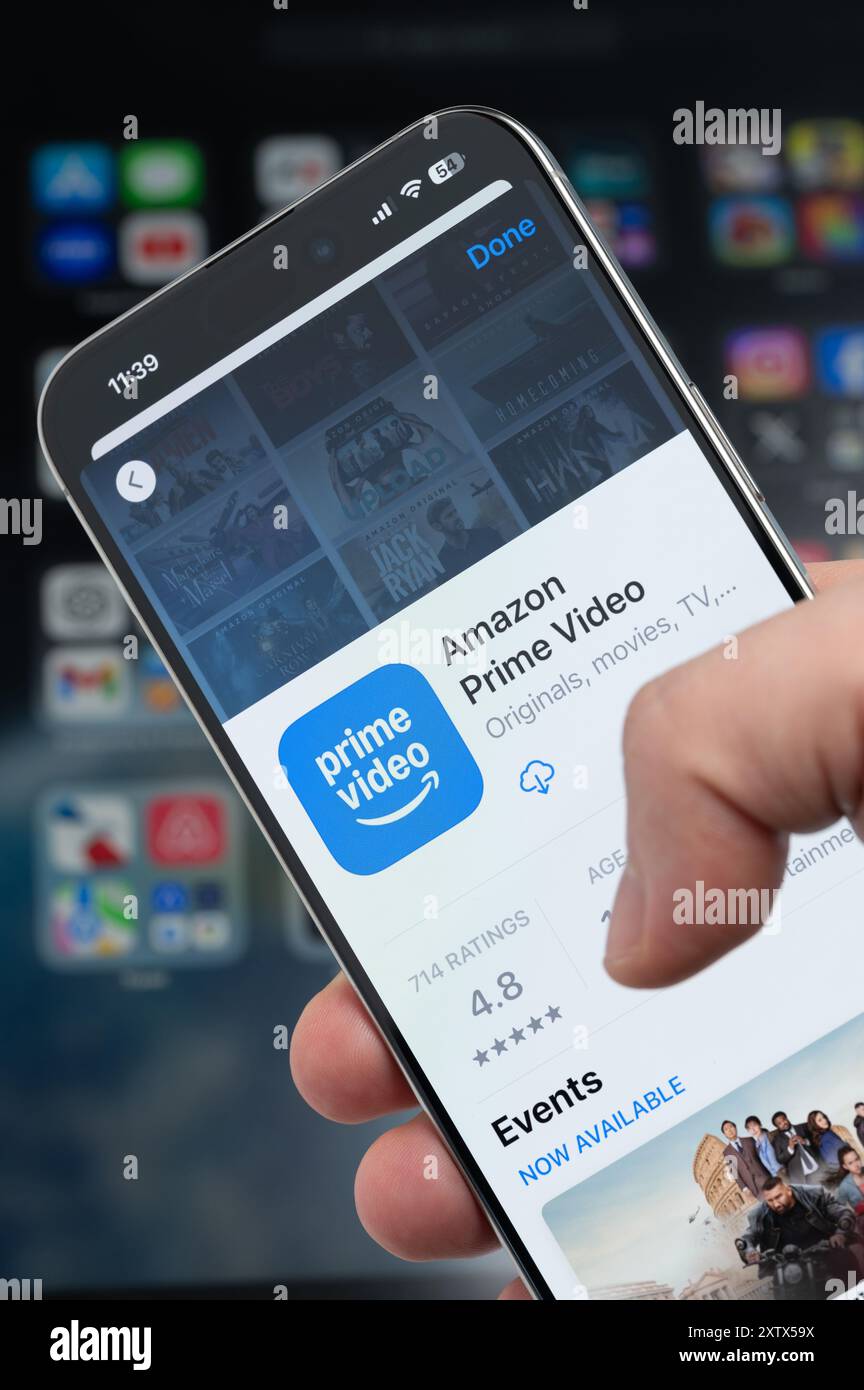 New York, USA – 5. August 2024: Smartphone in der Hand mit Amazon Video App auf dem Bildschirm Makroaufnahme mit unscharfem Hintergrund Stockfoto