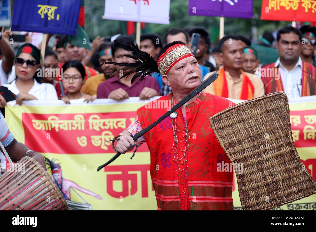 Dhaka, Bangladesch - 16. August 2024: Die Stämme der Ebenen haben einen kulturellen Auftritt von Shahbagh bis Shaheed Minar in Dhaka für verschiedene Ansprüche Stockfoto