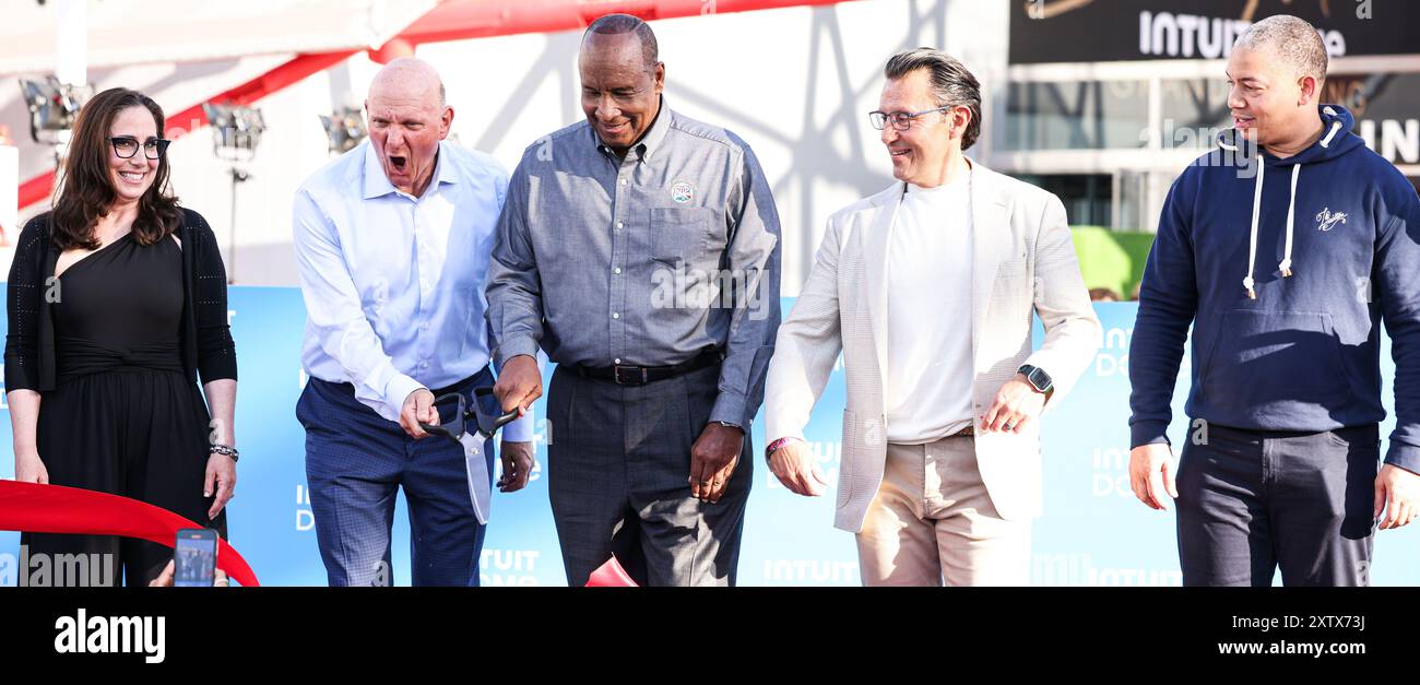 INGLEWOOD, LOS ANGELES, KALIFORNIEN, USA - 15. AUGUST: Gillian Zucker, Steve Ballmer, James T. Butts Jr., Sasan K. Goodarzi und Tyronn Lue nehmen am 15. August 2024 im Intuit Dome in Inglewood, Los Angeles, Kalifornien, USA, Teil. (Foto: Xavier Collin/Image Press Agency) Stockfoto