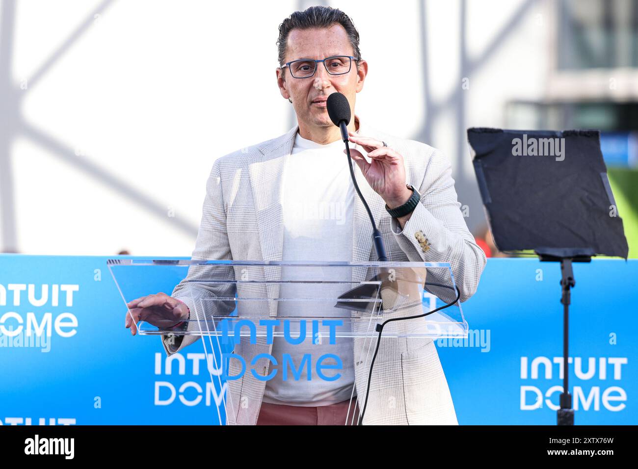 INGLEWOOD, LOS ANGELES, KALIFORNIEN, USA - 15. AUGUST: CEO von Intuit Sasan K. Goodarzi spricht auf der Bühne der Intuit Dome Grand Opening - Ribbon Cutting Ceremony and Red Carpet, die am 15. August 2024 im Intuit Dome in Inglewood, Los Angeles, Kalifornien, USA stattfand. (Foto: Xavier Collin/Image Press Agency) Stockfoto