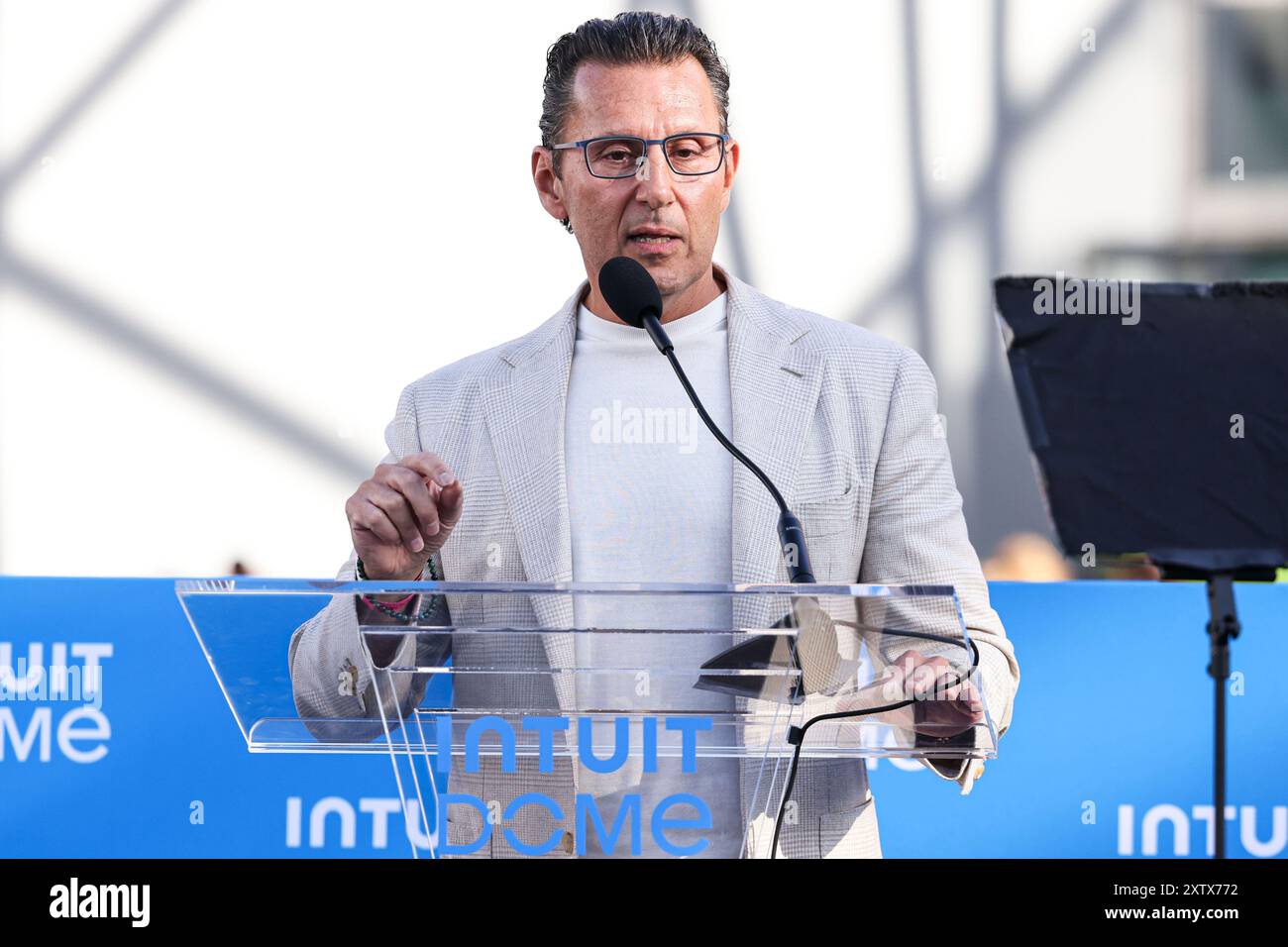 INGLEWOOD, LOS ANGELES, KALIFORNIEN, USA - 15. AUGUST: CEO von Intuit Sasan K. Goodarzi spricht auf der Bühne der Intuit Dome Grand Opening - Ribbon Cutting Ceremony and Red Carpet, die am 15. August 2024 im Intuit Dome in Inglewood, Los Angeles, Kalifornien, USA stattfand. (Foto: Xavier Collin/Image Press Agency) Stockfoto