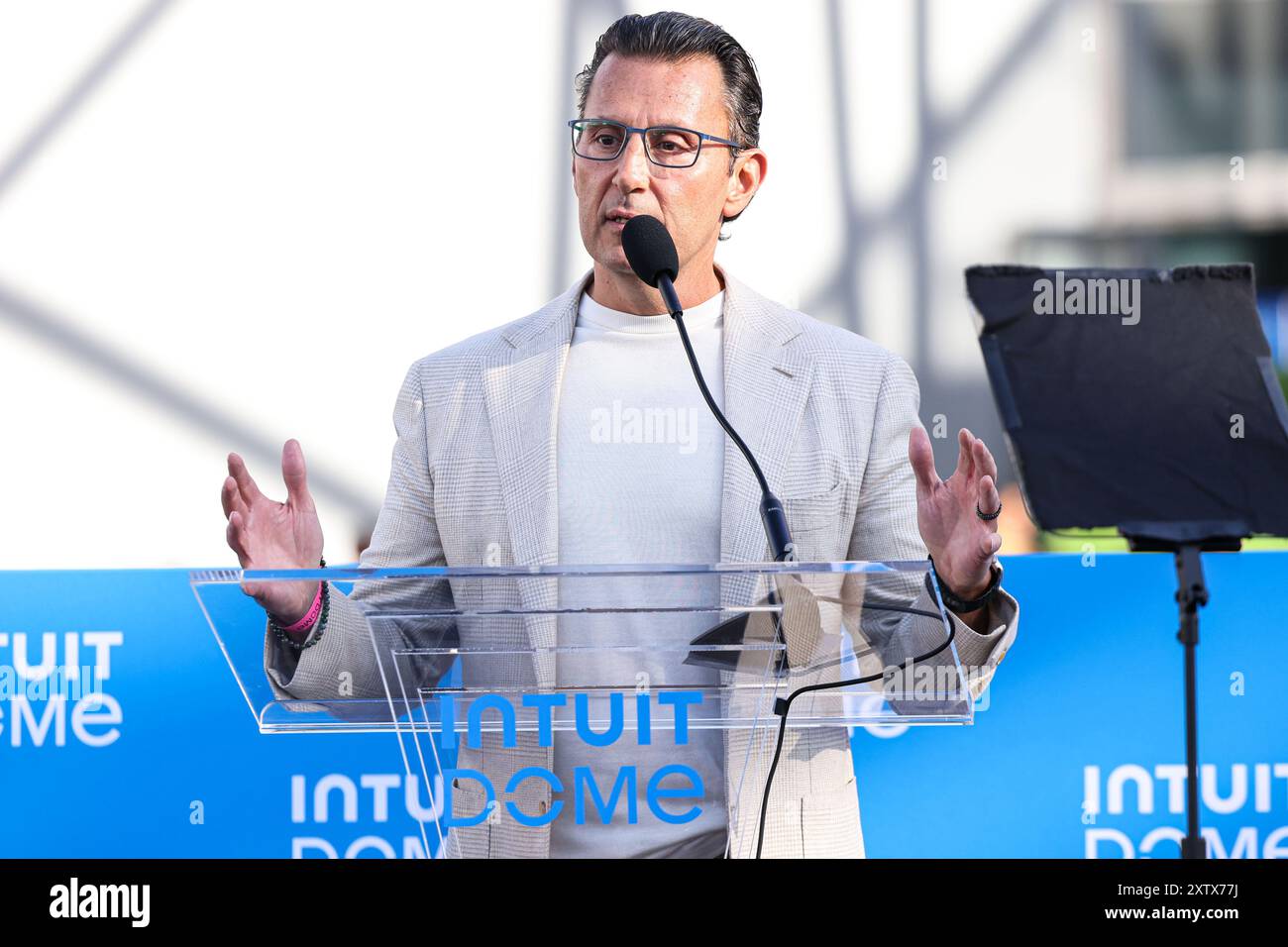 INGLEWOOD, LOS ANGELES, KALIFORNIEN, USA - 15. AUGUST: CEO von Intuit Sasan K. Goodarzi spricht auf der Bühne der Intuit Dome Grand Opening - Ribbon Cutting Ceremony and Red Carpet, die am 15. August 2024 im Intuit Dome in Inglewood, Los Angeles, Kalifornien, USA stattfand. (Foto: Xavier Collin/Image Press Agency) Stockfoto