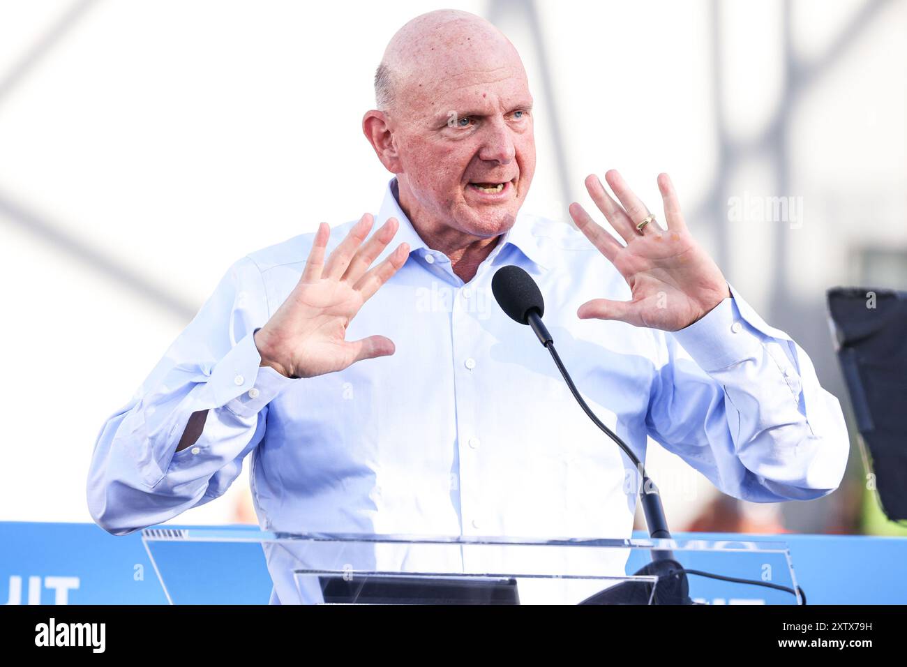 Inglewood, Usa. August 2024. INGLEWOOD, LOS ANGELES, KALIFORNIEN, USA - 15. AUGUST: Steve Ballmer, ehemaliger CEO von Microsoft und Inhaber der Los Angeles Clippers der National Basketball Association, spricht auf der Bühne der Intuit Dome Grand Opening - Ribbon Cutting Ceremony and Red Carpet, die am 15. August 2024 im Intuit Dome in Inglewood, Los Angeles, Kalifornien, USA stattfand. (Foto: Xavier Collin/Image Press Agency) Credit: Image Press Agency/Alamy Live News Stockfoto