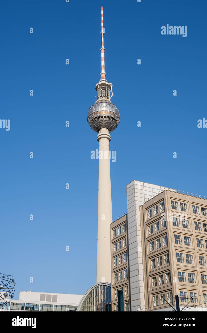 Der berühmte Berliner Fernsehturm vor einem blauen Himmel Stockfoto