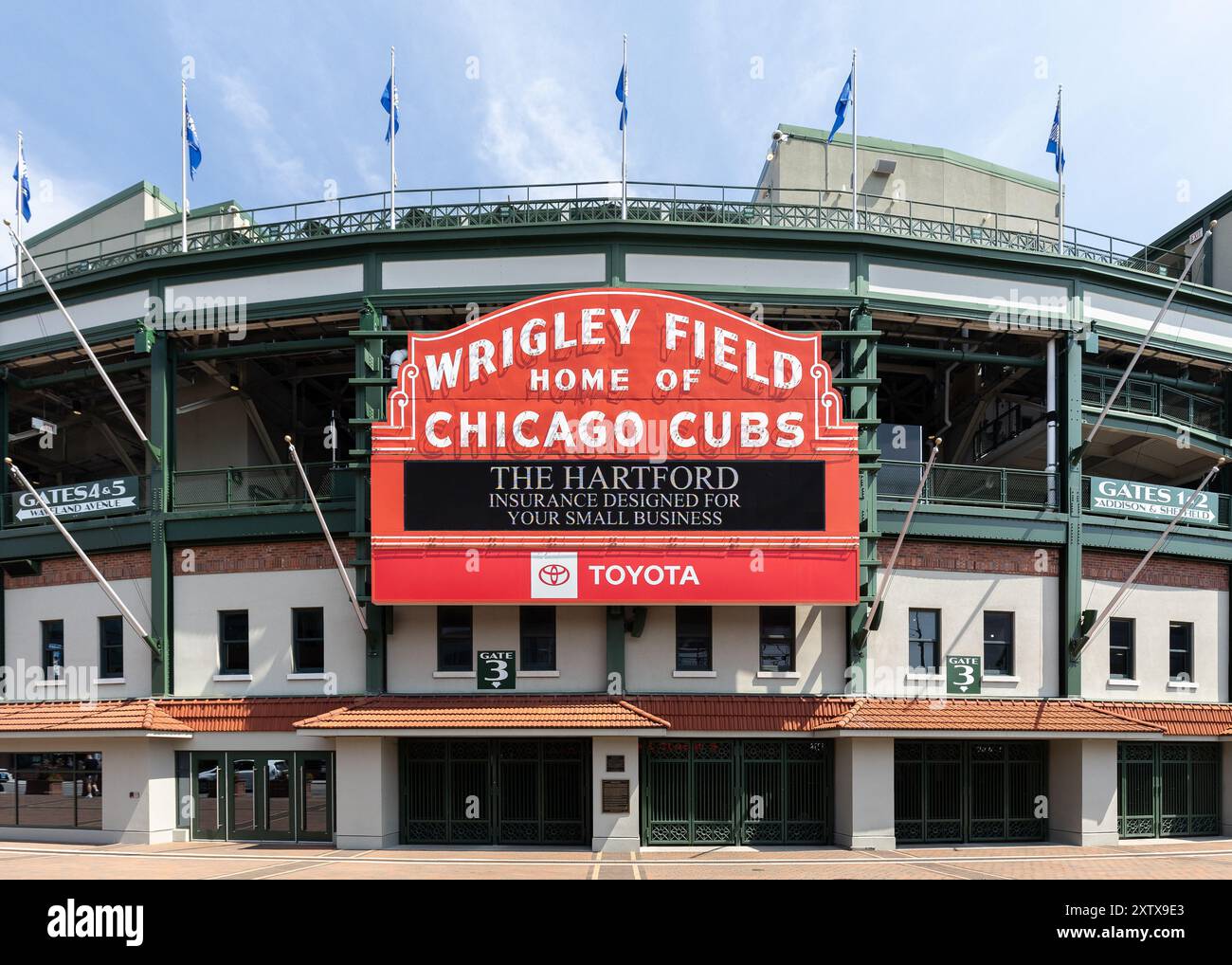 Das äußere Major League Baseball Chicago Cubs' Wrigley Field Stadion im Wrigleyville Viertel von Chicago. Stockfoto