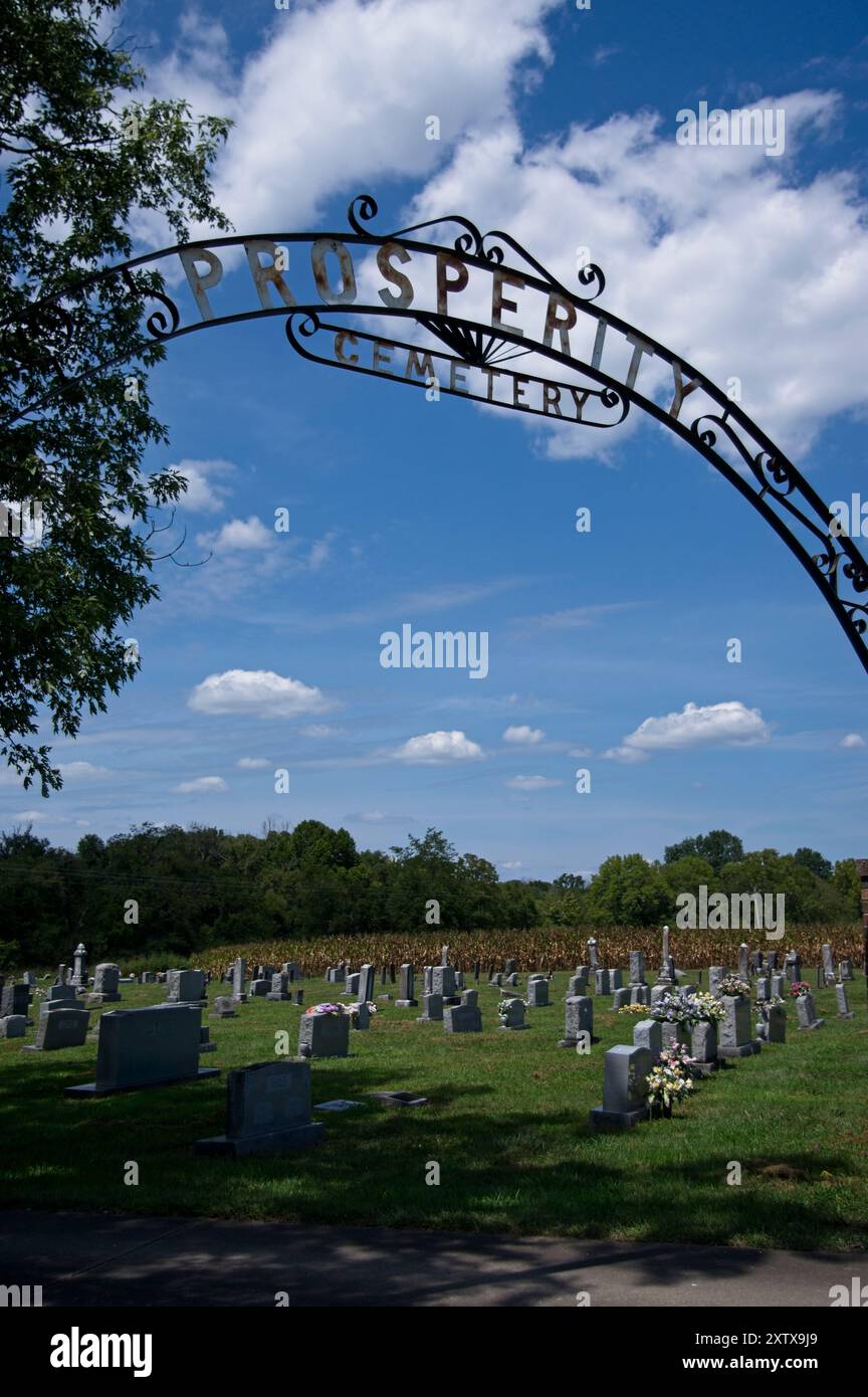 Metallbogen über dem Eingang zu einem Friedhof Stockfoto