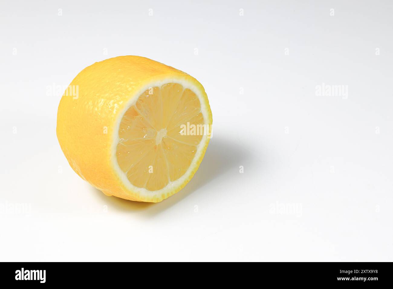 Frische Zitronenfrüchte mit geschnittener Hälfte isoliert auf weißem Hintergrund. Stockfoto