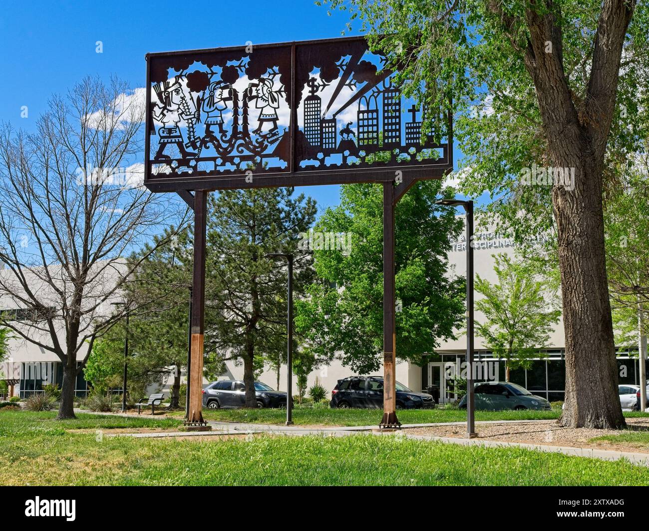 Der zeitgenössische Künstler Bob Haozous, eine Werbetafelskulptur aus Metall mit dem Titel „Cultural Crossroads of the Americas“ in Yale P Stockfoto