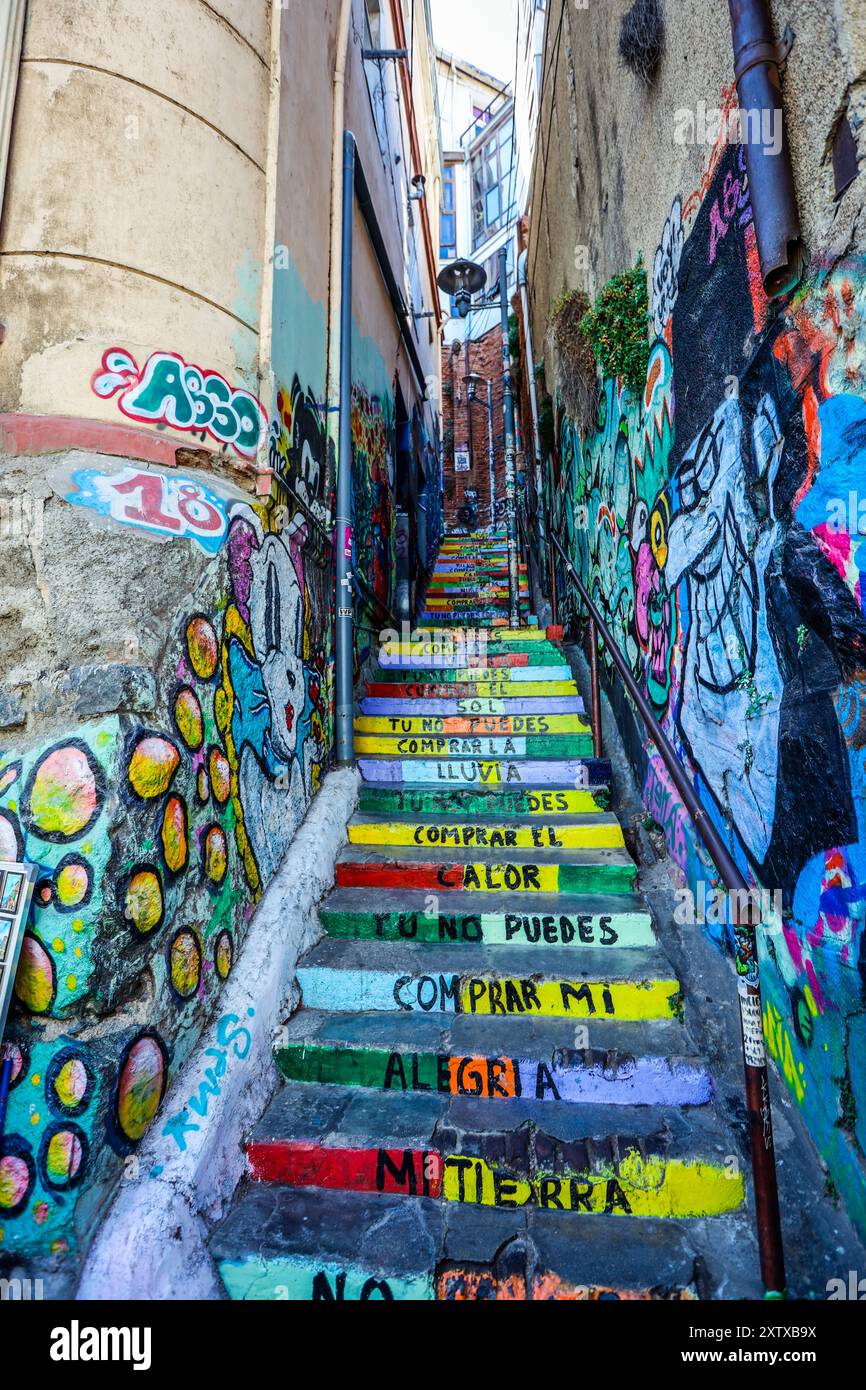 Lebendige und farbenfrohe Treppen in Valparaiso, Chile Stockfoto