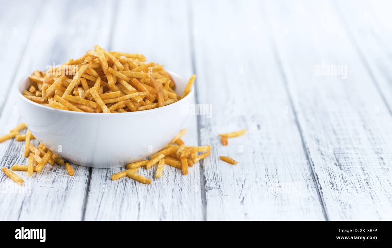 Einige fried Potato Sticks (Nahaufnahme) auf einem alten Holztisch Stockfoto