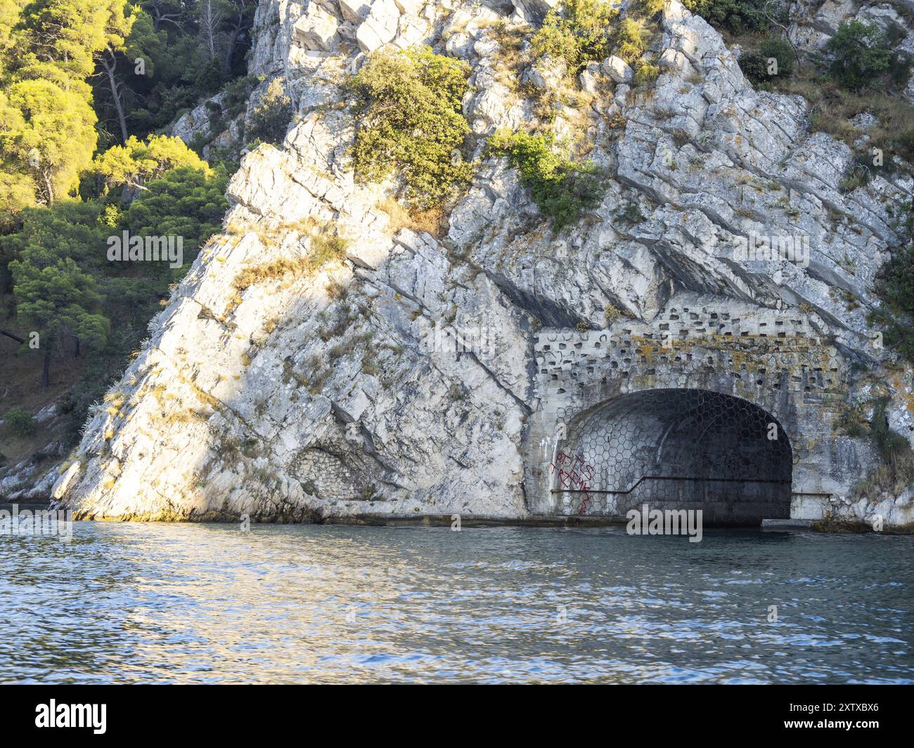 Hitlers Eye, Seetunnel, entwickelt, um U-Boote vor Luftangriffen zu schützen, in der Nähe von Sibenik, Kroatien, Europa Stockfoto