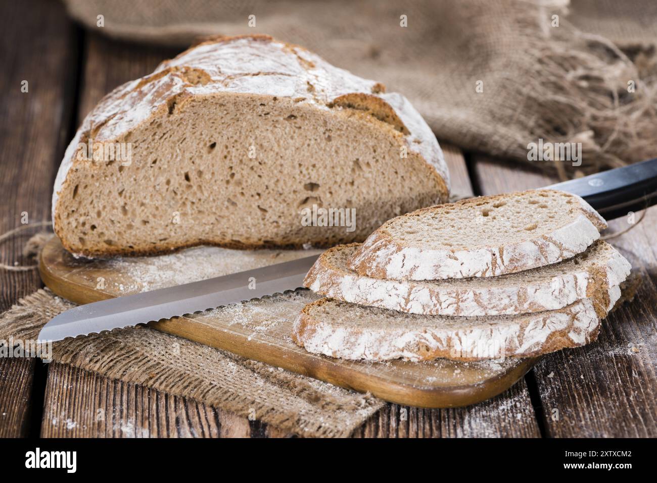 Frisch gebackenes Brot Brot auf einem alten Holztisch Stockfoto