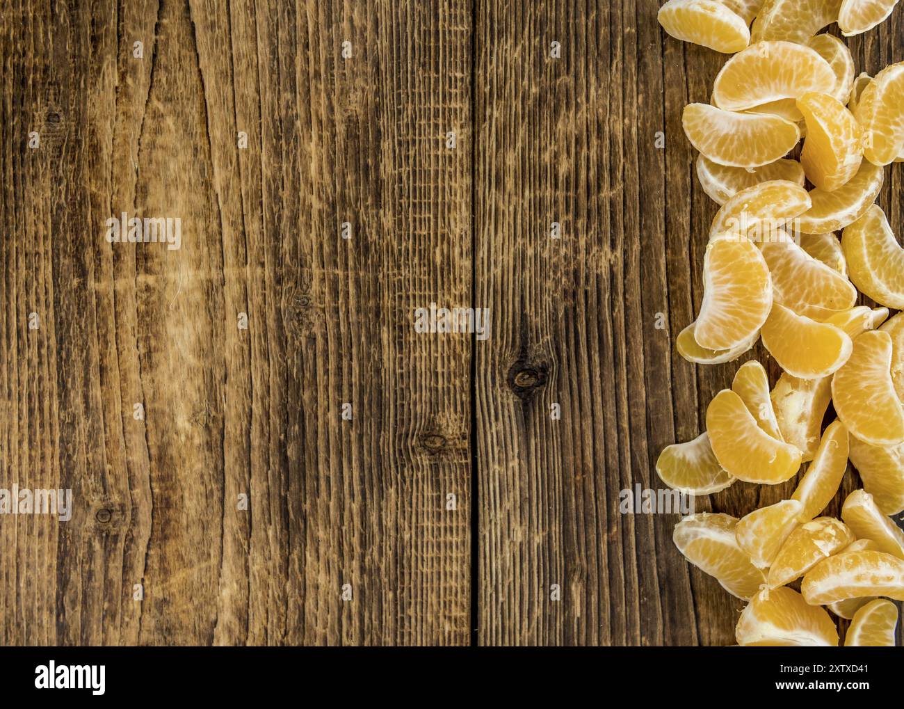 Frisch Tangerine Stücke (selektive Fokus) auf einem vintage Hintergrund Stockfoto