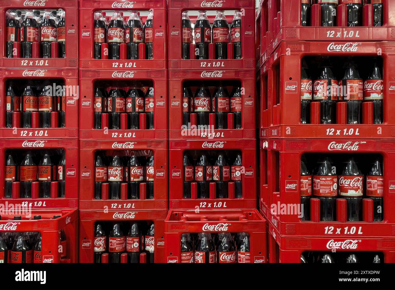 1-Liter-Flaschen mit zuckerhaltigem Getränk Coca Cola, Deutschland, in Kisten gestapelt, Europa Stockfoto