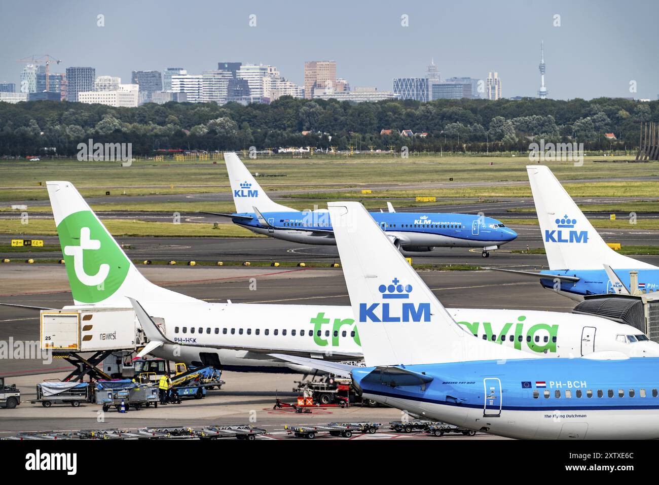 Flughafen Amsterdam Schiphol, Flugzeuge auf dem Rollweg, am Terminal, Gate D, Check-in, Vorfeld, Amsterdam, Niederlande Stockfoto