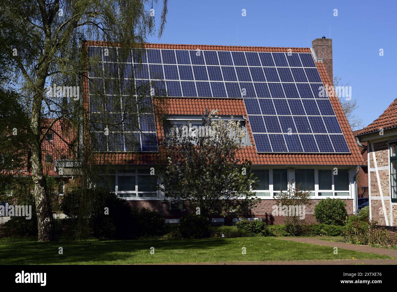 Europa, Deutschland, Niedersachsen, Stadtteil Stade, altes Land bei Hamburg, Photovoltaikanlage, auf Fachwerkhaus (Volksbank), Europa Stockfoto