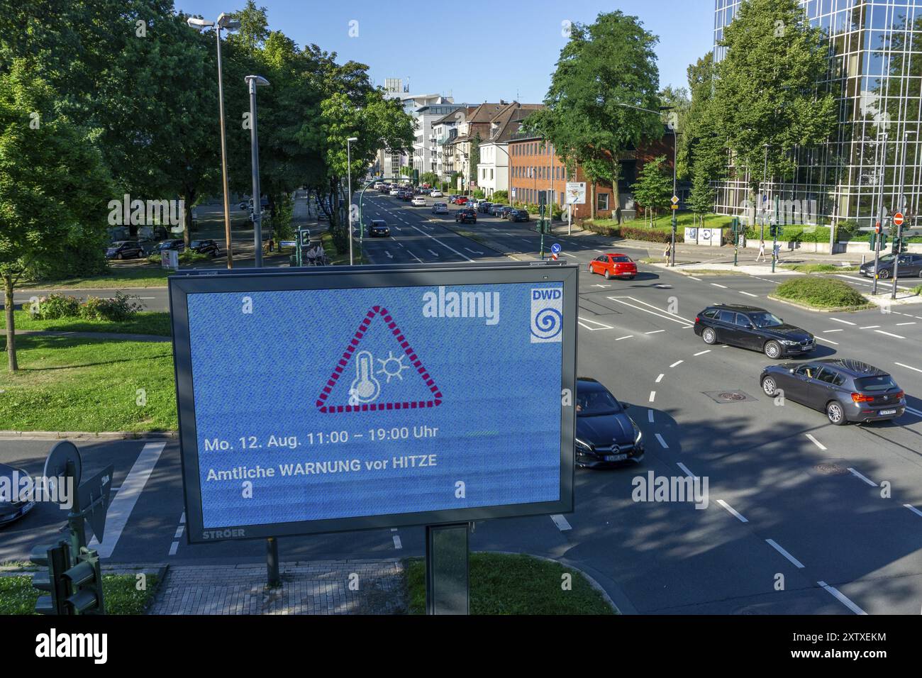 Offizielle Hitzewarnung, vom Deutschen Wetterdienst DWD, auf digitaler Plakatwand, von Stroeer, an der Kreuzung Martinstrasse, Alfredstraße, B2 Stockfoto