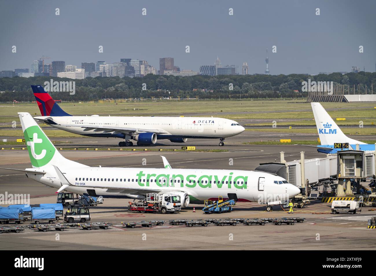 Flughafen Amsterdam Schiphol, Flugzeuge auf dem Rollweg, am Terminal, Gate D, Check-in, Vorfeld, Amsterdam, Niederlande Stockfoto