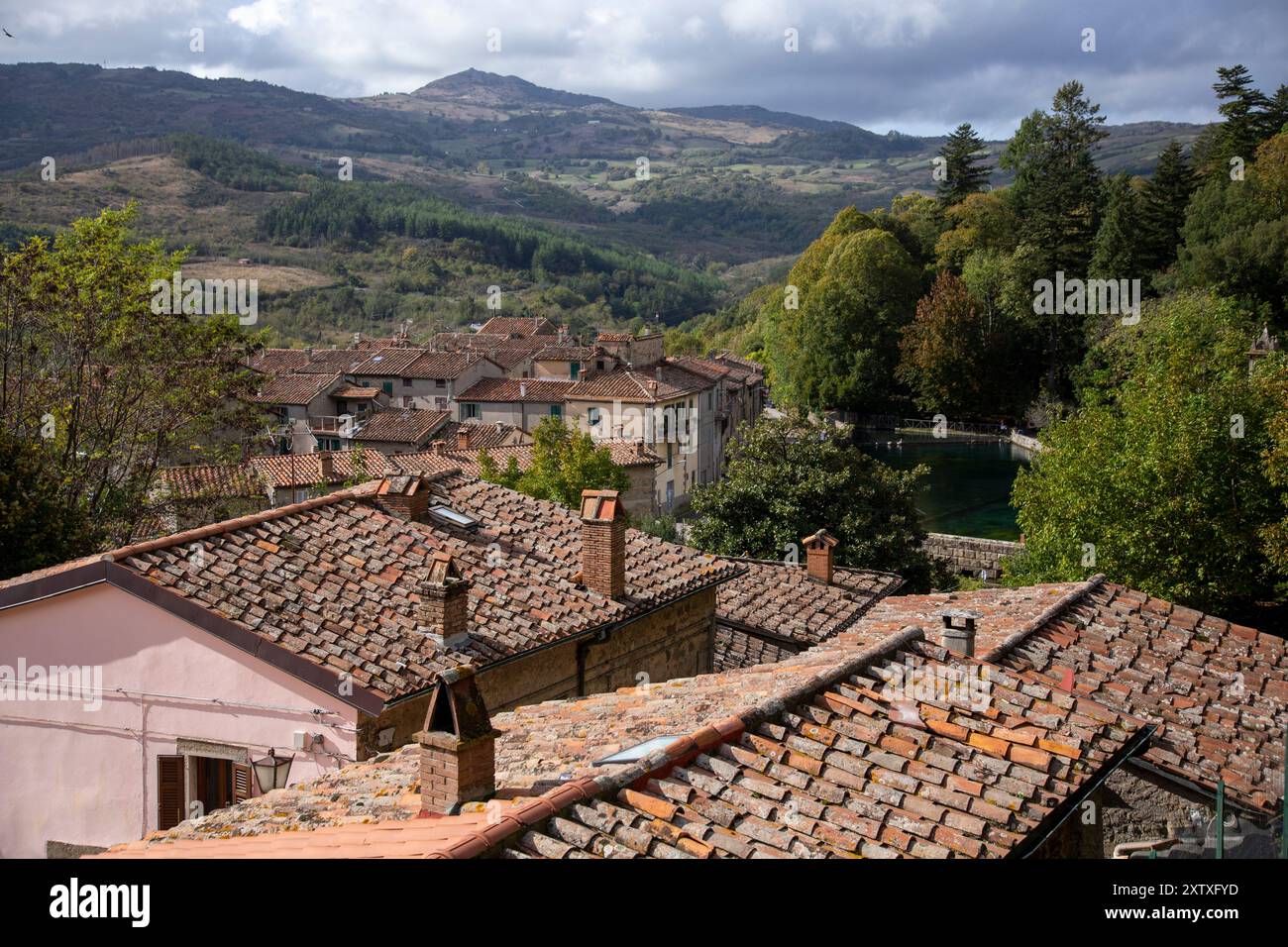 Panoramablick über die Dächer des Dorfes mit dem Hintergrund der Farben des Waldes und der Peschiera di S. Fiora, Santa Fiora, Grosseto, Tusca Stockfoto