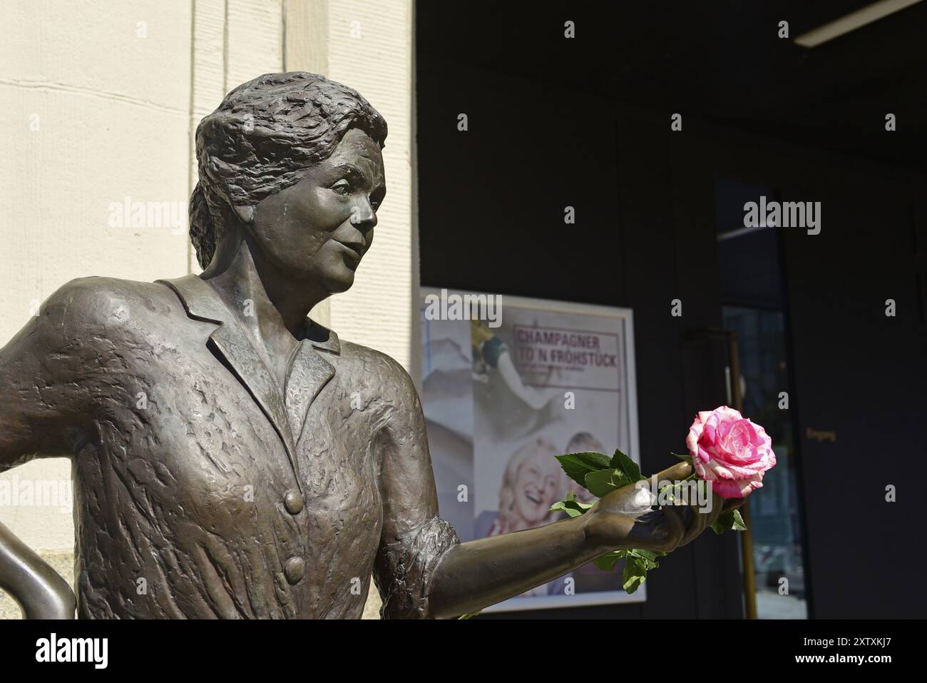 Europa, Deutschland, Norddeutschland, Ohnsorgtheater, populäre Schauspielerin, lebensgroße Bronzestatue von Heidi Kabel, Künstlerin Inka Uzoma, auf dem Heidi Kabel Platz, Stockfoto