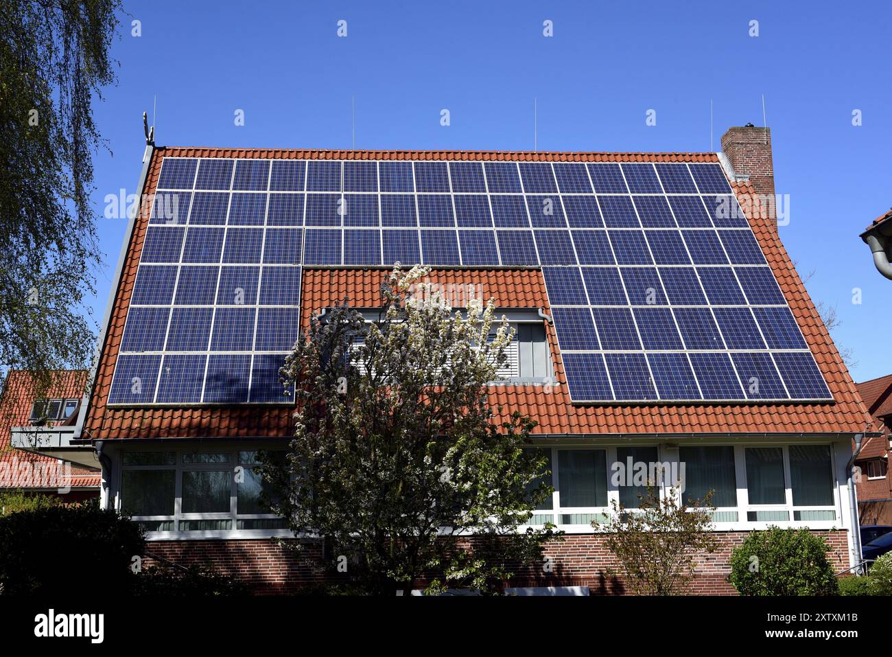 Europa, Deutschland, Niedersachsen, Stadtteil Stade, altes Land bei Hamburg, Photovoltaikanlage, auf Fachwerkhaus (Volksbank), Europa Stockfoto