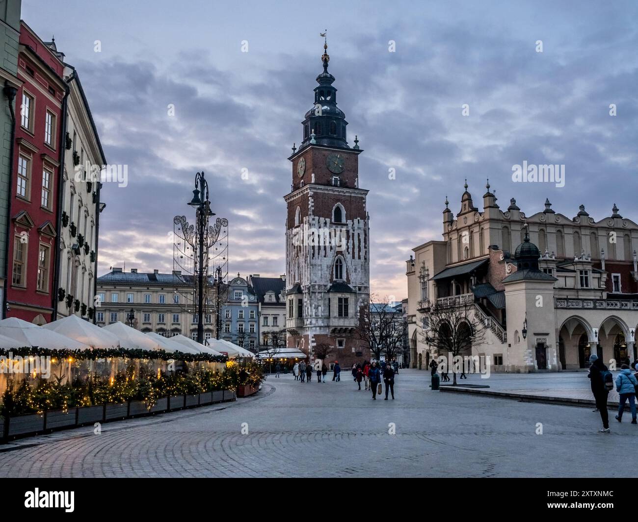 Rathausturm und Tuchhalle (Sukiennice) Rynek Glówny, Krakau Polen. Stockfoto