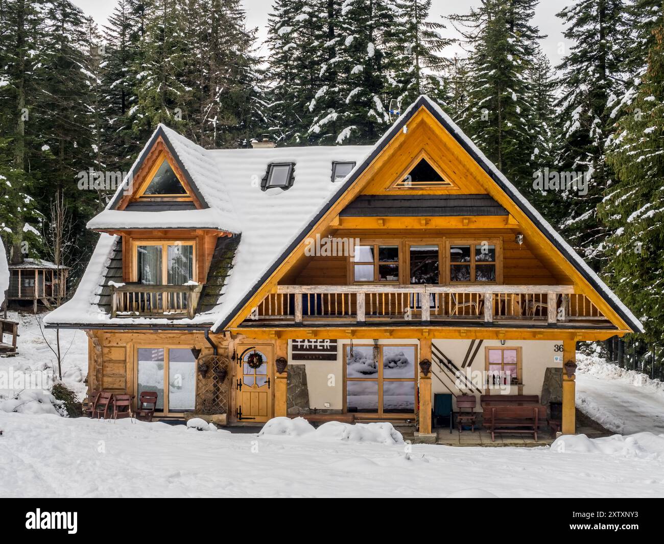 Typisches Chalet in Zakopane, Polen im Winter. Stockfoto