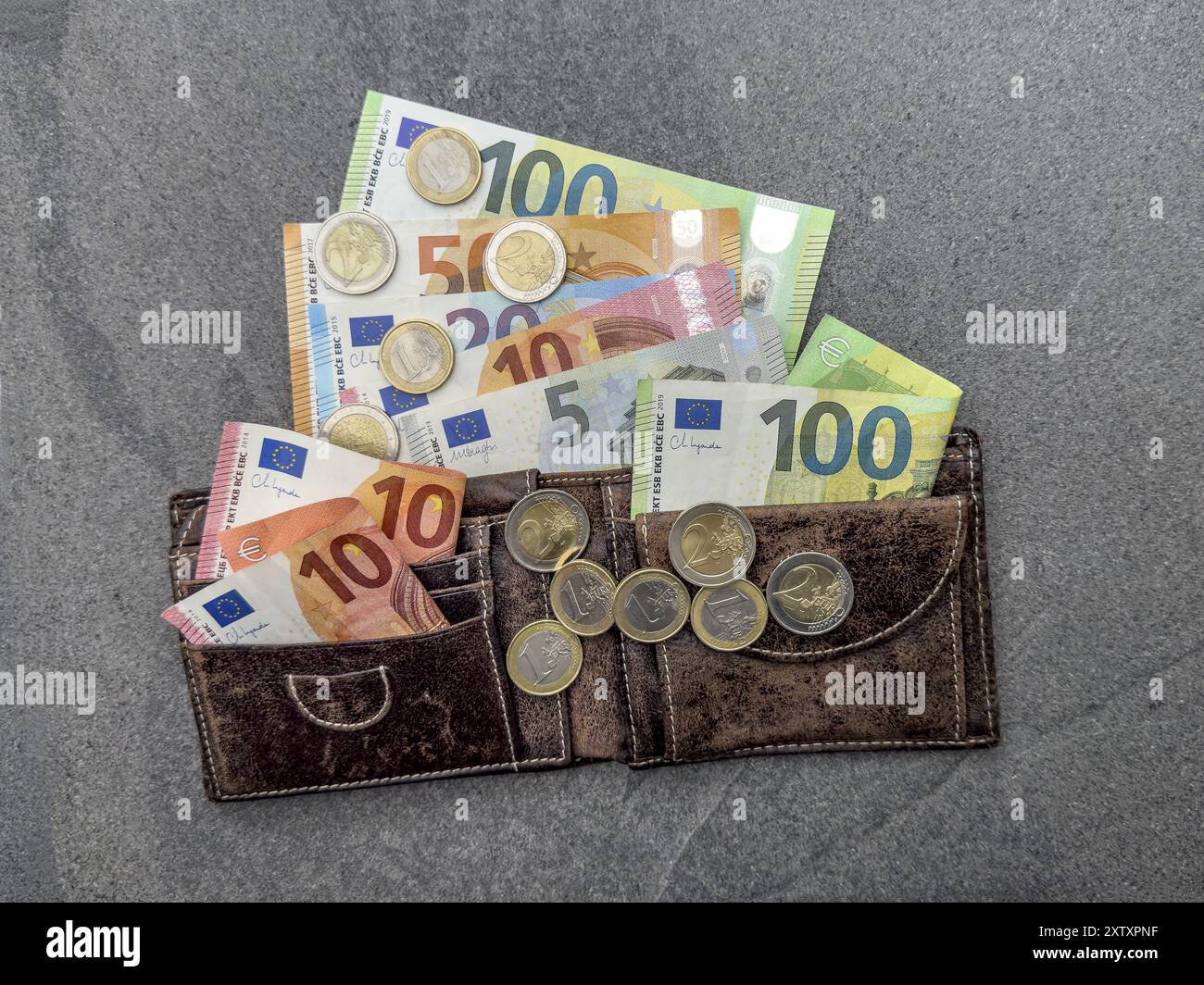 Symbol Foto Bargeld Geldscheine Euro-Banknoten Münzen Münze Geld Euro-Münzen taucht aus der Geldbörse auf, international Stockfoto