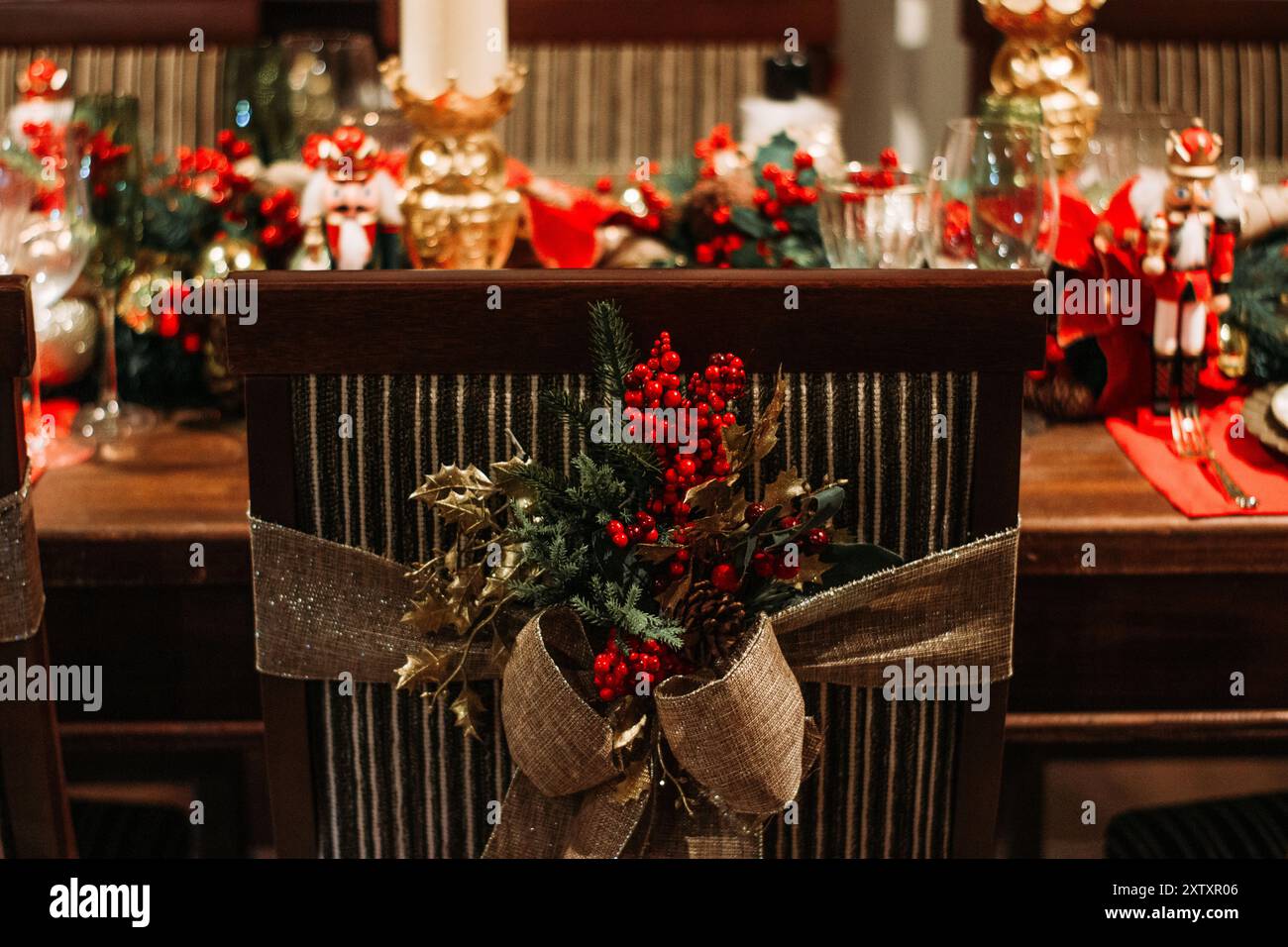 Festlich dekorierter Stuhl mit Weihnachtsschmuck und Weihnachtsstimmung für eine gemütliche und saisonale Atmosphäre. Stockfoto