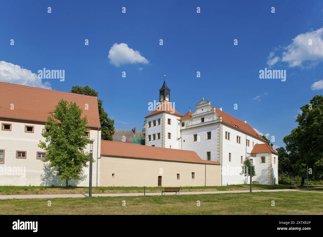 Schloss Finsterwalde ist ein Renaissancekomplex in der brandenburgischen Stadt Finsterwalde. Das Gebäude ist in zwei Teile unterteilt, den vorderen und hinteren Kastenbau Stockfoto