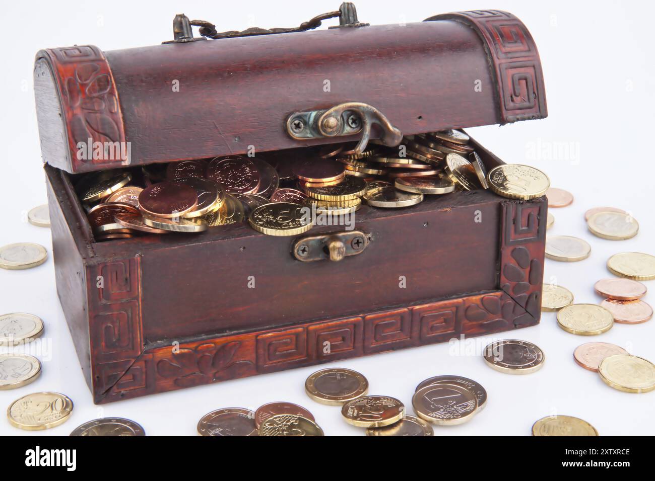 Eine Schatzkiste voller Euro-Münzen, Studio Stockfoto