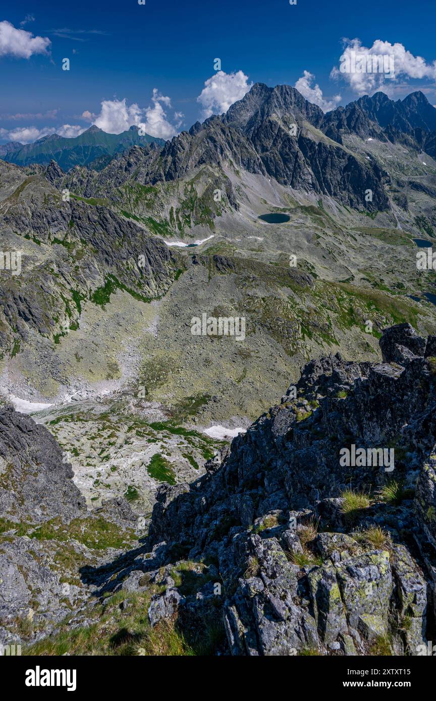 Panorama der Tatra vom Berg Vychodna Vysoka (Mala Wysoka). Stockfoto