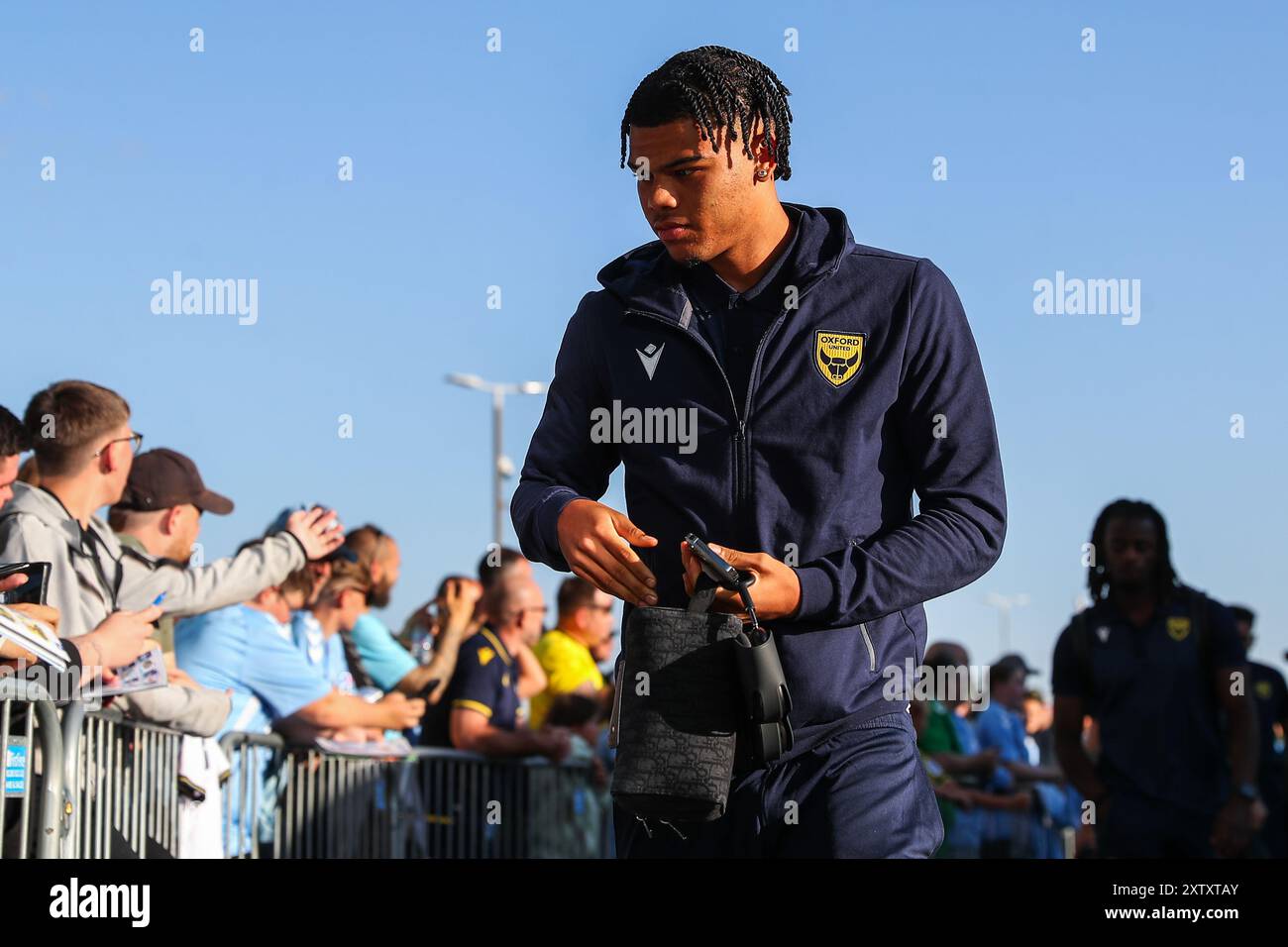 Dane Scarlett von Oxford United kommt vor dem Sky Bet Championship Match Coventry City gegen Oxford United in der Coventry Building Society Arena, Coventry, Großbritannien, 16. August 2024 (Foto: Gareth Evans/News Images) Stockfoto