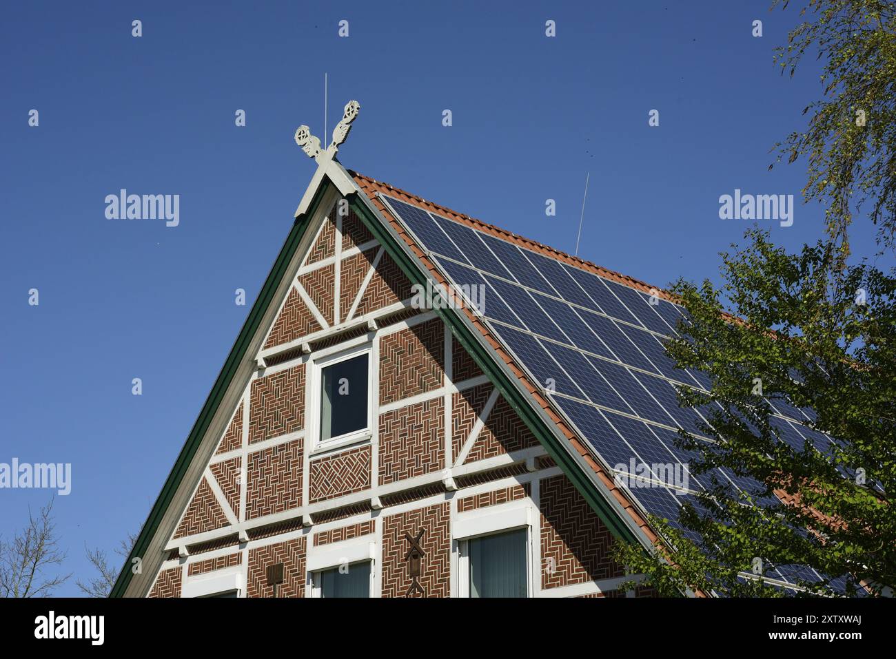 Europa, Deutschland, Niedersachsen, Stadtteil Stade, altes Land bei Hamburg, Photovoltaikanlage, auf Fachwerkhaus (Volksbank), Europa Stockfoto