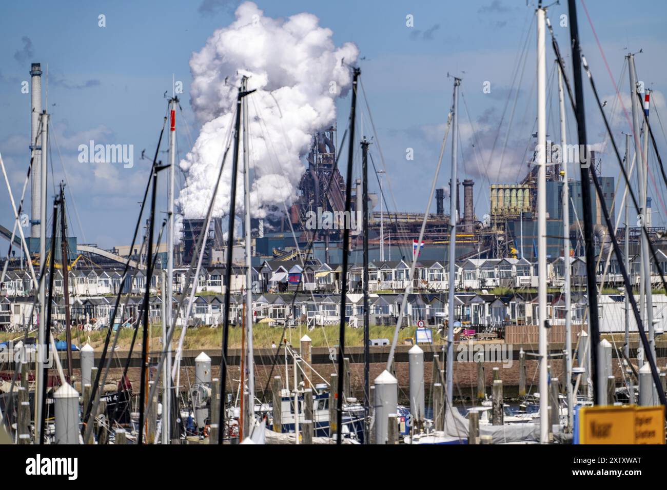 Seaport Marina IJmuiden, Yachthafen, Segelboote, Yachten, hinter der Stahl- und Hüttenfabrik Tata in IJmuiden, Velsen, Nordholland, Niederlande Stockfoto