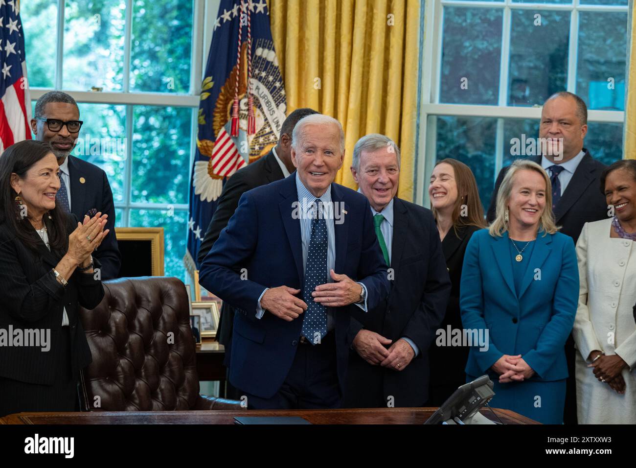 Washington, Usa. August 2024. Präsident der Vereinigten Staaten Joe Biden spricht vor der Presse über Fortschritte bei der Waffenstillstandsvereinbarung nach einer Veranstaltung mit Bürgerrechtlern, Gemeindemitgliedern, und wählte Beamte, um am Freitag, den 16. August 2024, eine Erklärung zur Ernennung des Springfield 1908 Race Riot National Monument im Oval Office in Washington, DC, zu unterzeichnen. Foto: Annabelle Gordon/UPI Credit: UPI/Alamy Live News Stockfoto